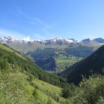 Blick über die andere Talseite des Val d'Hérens zur Pointe du Tsaté, Pointe du Prélet und zum Sasseneire