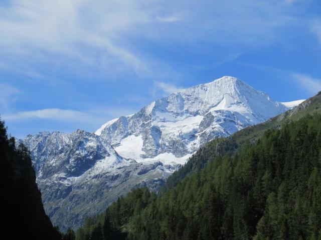 während dem überqueren des Bergbaches, können wir die Pigne d'Arolla bestaunen