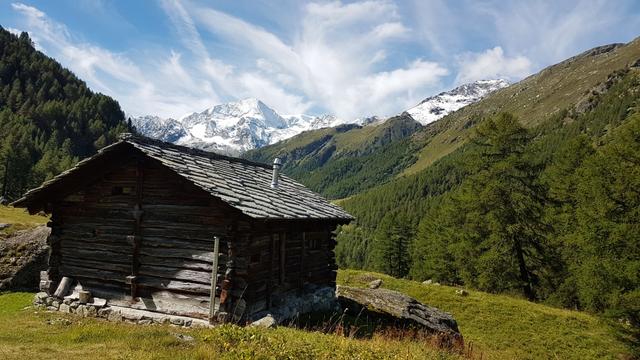 die Aussicht von dieser kleinen Alp auf die umliegenden Bergen ist fantastisch