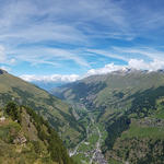 super schönes Breitbildfoto. Links Pigne d'Arolla, mitte Val d'Hérens, rechts Dent Blanche