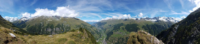 super schönes Breitbildfoto. Links Pigne d'Arolla, mitte Val d'Hérens, rechts Dent Blanche