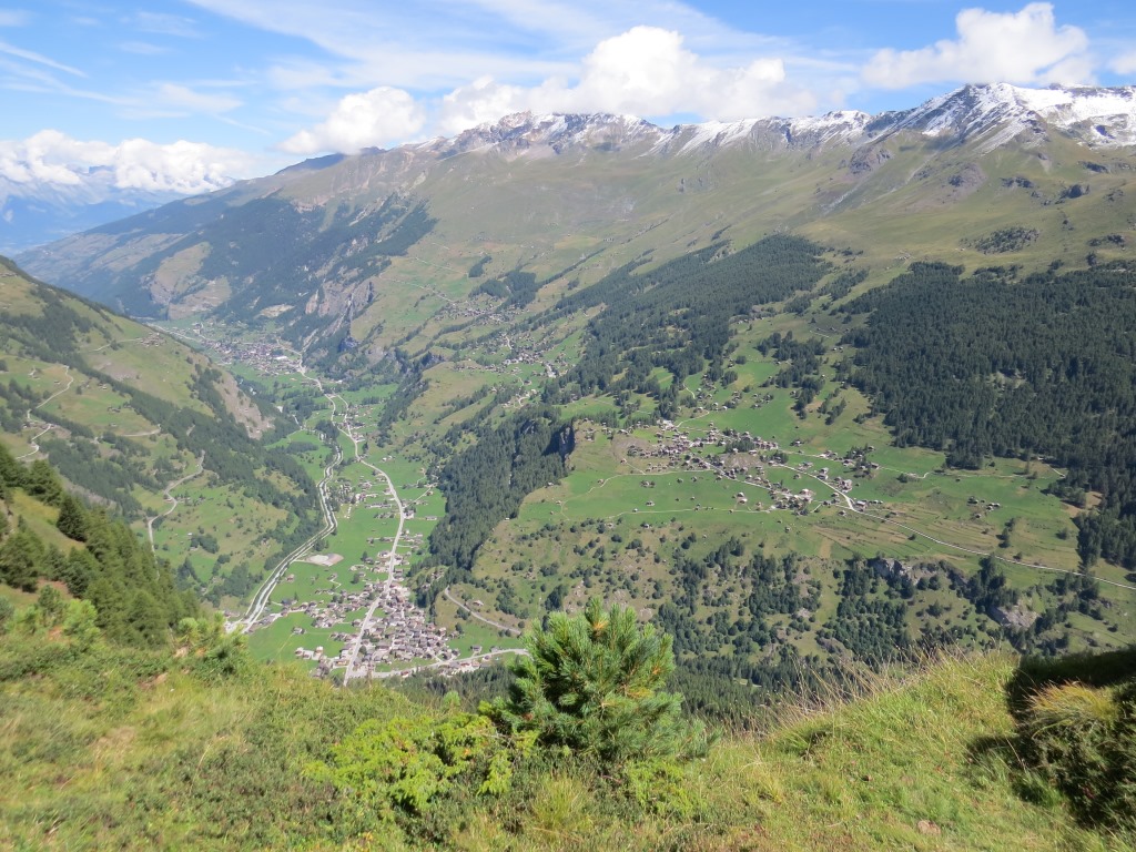 als wäre man in einem Ballon, blicken wir tief hinab ins Val d'Hérens und nach Les Haudères