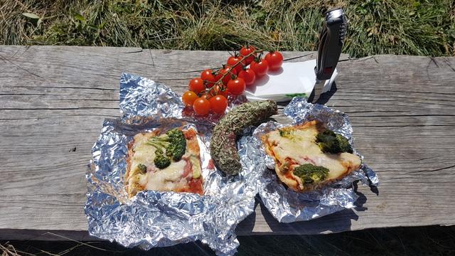 ...geniessen wir das mitgebrachte Essen