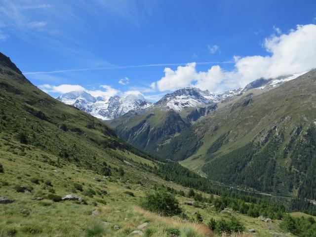 ...nehmen wir mit Blick ins Val d'Arolla, den Abstieg unter die Füsse
