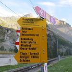 Wegweiser bei dem grossen Parkplatz bei Randa. Die heutige Wanderung wird uns zur Weisshornhütte führen