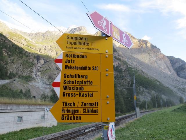 Wegweiser bei dem grossen Parkplatz bei Randa. Die heutige Wanderung wird uns zur Weisshornhütte führen