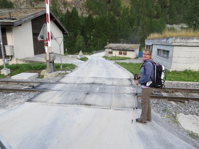 wir überqueren die Matterhorn Gotthard Bahn