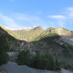 Blick rechts hinauf zum Längflueberg. Von der Topalihütte kommend, sind wir von dort oben abgestiegen