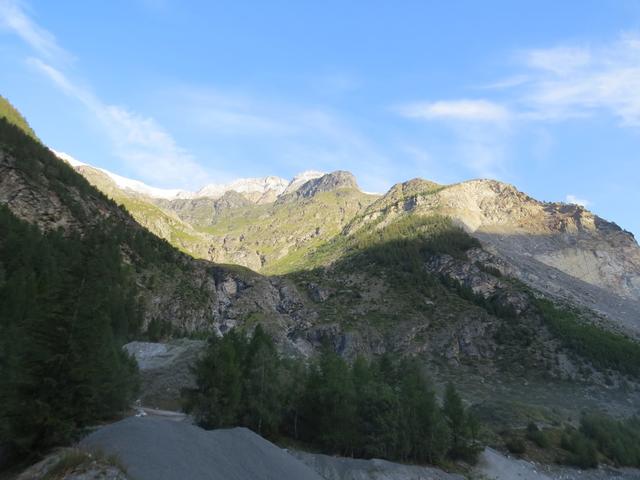 Blick rechts hinauf zum Längflueberg. Von der Topalihütte kommend, sind wir von dort oben abgestiegen