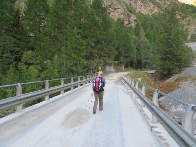 wir überqueren über eine Brücke die Matter Vispa, und lassen das lärmige Kieswerk rechts liegen