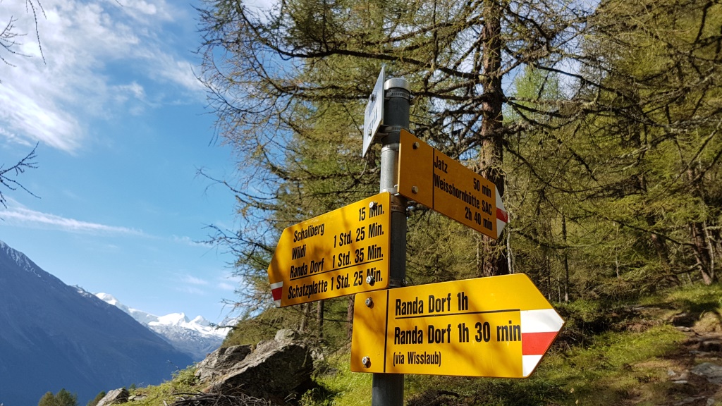 bei der Weggabelung Punkt 1977 m.ü.M. - kurz vor Rötiboden - biegt der normale Hüttenweg rechts ab