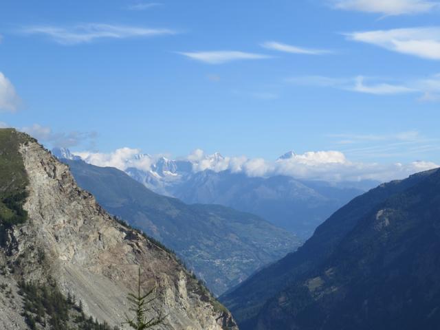 Blick Richtung Törbel und das Bietschorn das zwischen den Wolken herausragt