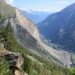 rechts von uns ist gut der riesige Schuttkegel des Bergsturzes von 1991 ersichtlich