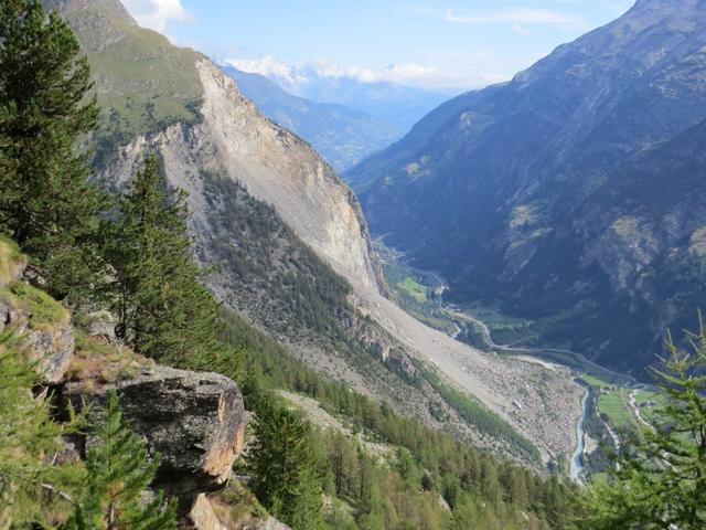 rechts von uns ist gut der riesige Schuttkegel des Bergsturzes von 1991 ersichtlich