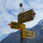 Wegweiser auf der Alp Jatz 2246 m.ü.M. Der Aufstieg zur Weisshornhütte ist lang und steil