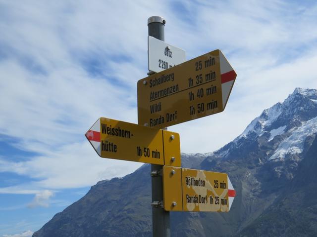 Wegweiser auf der Alp Jatz 2246 m.ü.M. Der Aufstieg zur Weisshornhütte ist lang und steil