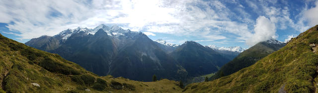 Blick auf die andere Seite des Mattertals auf Nadelhorn, Dom, Täschhorn, Rimpfischhorn und die Eisriesen um Zermatt