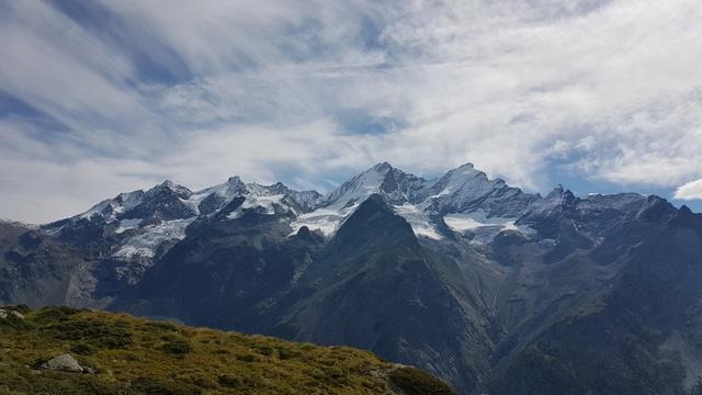 schön aufgereiht wie auf einer Perlenschnur Nadelhorn, Lenzspitze, Dom und Täschhorn