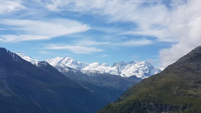 ganz links neben Liskamm, Castor, Pollux, Breithorn und Klein Matterhorn, gesellt sich neu das Nordend und die Dufourspitze