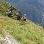 stetig ansteigend wandern wir jetzt schräg an Punkt 2365 m.ü.M. vorbei...