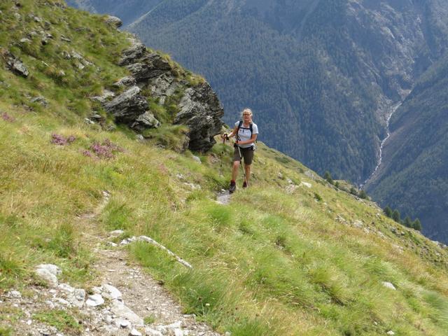 stetig ansteigend wandern wir jetzt schräg an Punkt 2365 m.ü.M. vorbei...