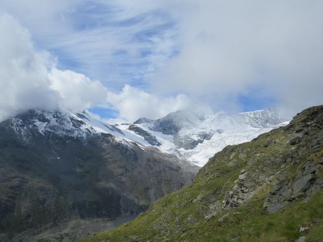 was für ein Anblick. Mettelhorn leider in den Wolken, Äschhorn und ganz rechts der Grat zum Zinalrothorn