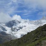 rechts am Horizont taucht der Zinalrothorn auf