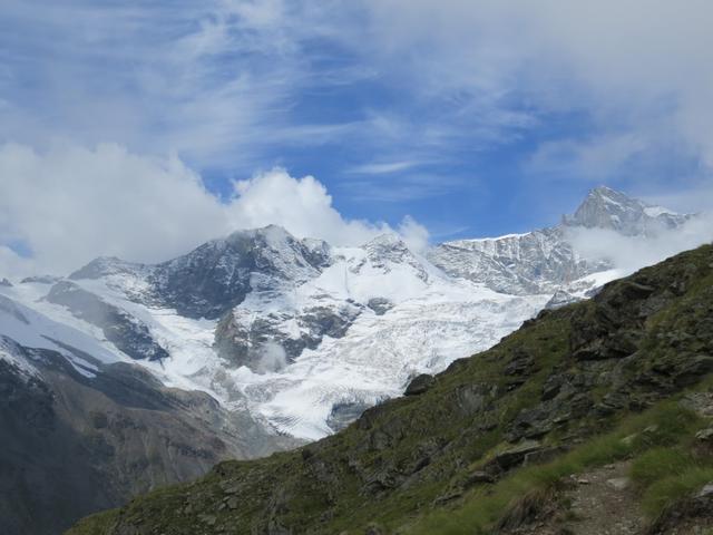 rechts am Horizont taucht der Zinalrothorn auf