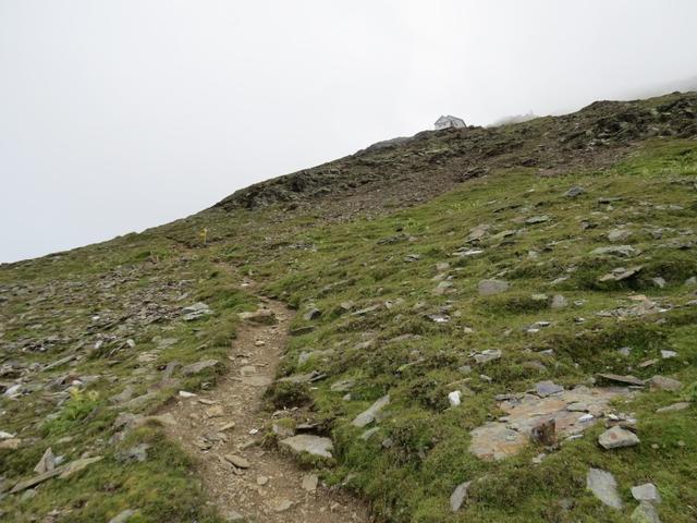 die Weisshornhütte taucht vor uns auf