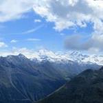 super schönes Breitbildfoto. Links Dom, Bildmitte Monte Rosa mit Dufourspitze, rechts die Weisshornhütte