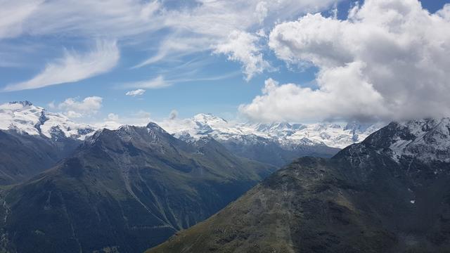 Blick links zum Rimpfischhorn. In der Bildmitte Monte Rosa mit Dufourspitze