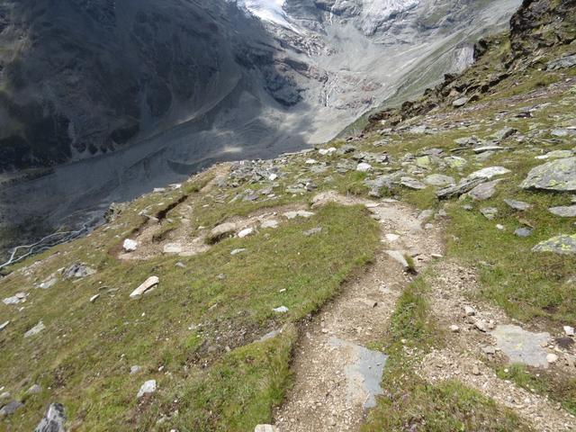 über den ein bisschen rutschigen Serpentinenweg, erreichen wir die kurz unterhalb der Weisshornhütte liegende Weggabelung
