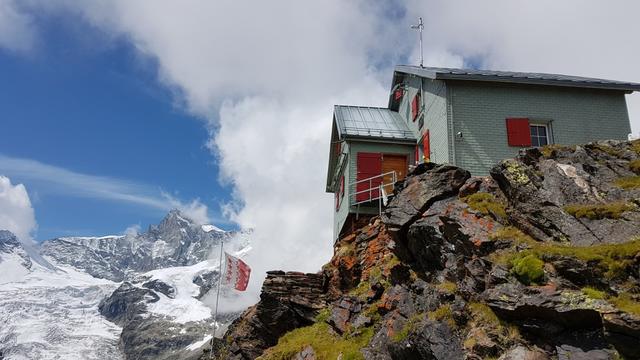 ...zu der oben sichtbaren Weisshornhütte bringt 2933 m.ü.M.