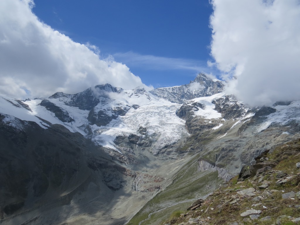 mit eindrucksvollen Blicke in den wilden Hohlichtgletscherkessel, verlassen wir die Weisshornhütte