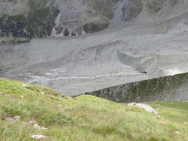 ...und die geröllbedeckte Gletscherzunge mit Gletschertor des Hohlichtgletscher