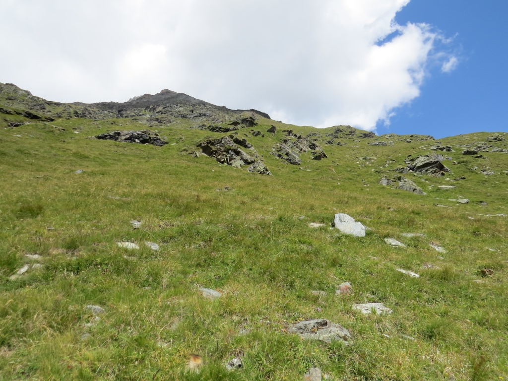 Blick hinauf Richtung Weisshornhütte. Auf dem Bild ist gut ersichtlich, wie steil der Berghang ist