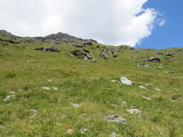 Blick hinauf Richtung Weisshornhütte. Auf dem Bild ist gut ersichtlich, wie steil der Berghang ist