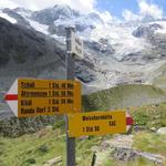 Wegweiser bei der Alphütte auf der Schatzplatte