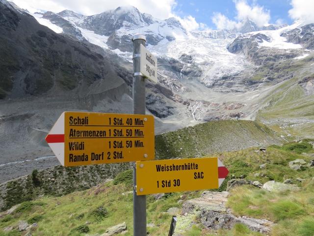 Wegweiser bei der Alphütte auf der Schatzplatte