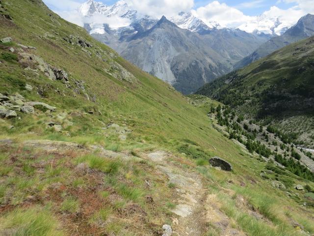 der von den Älpler früher benutzte Pfad, führt uns an der Hütte vorbei, nun alles talauswärts