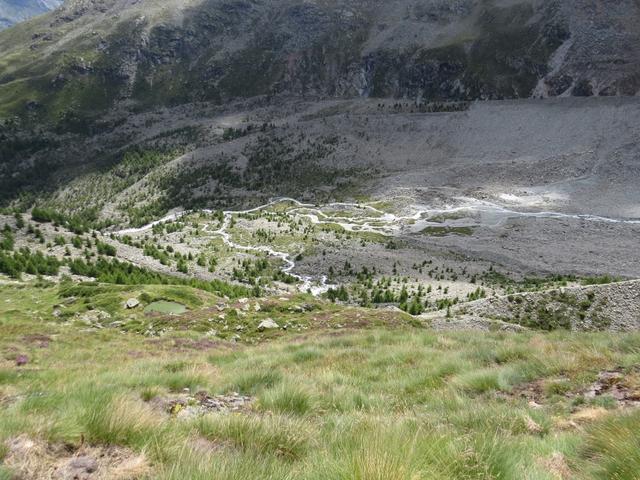 tief unter uns das Gletschervorfeld des Hohlichtgletscher