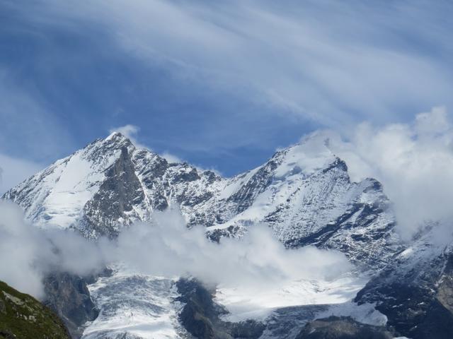 Dom und Täschhorn. Der Dom ist der höchste, ganz in der Schweiz liegende Berg