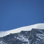 Blick zum Schnee- und Eisbedeckten Grat der zum Zinalrothorn hinauf führt
