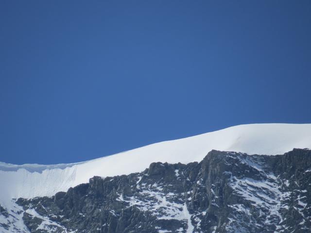 Blick zum Schnee- und Eisbedeckten Grat der zum Zinalrothorn hinauf führt