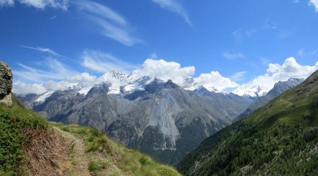 die Aussicht auf die gegenüberliegende Talseite zum Nadelhorn, Dom, Täschhorn, Alphubel, Rimpfischorn usw. ist atemberaubend