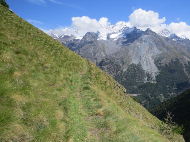 die atemberaubende Aussicht aud Dom und Täschhorn, sollte man aber stehend betrachten, ein falscher Tritt wäre fatal