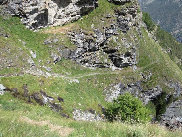 wir erreichen die Schlucht bei Melchflue. Blick auf den Bergweg der aus der Schlucht führt