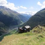 die Aussicht reicht über das Mattertal bis hinein in die Gletscherwelt von Zermatt.