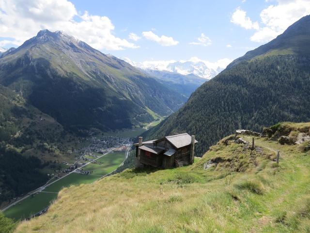 die Aussicht reicht über das Mattertal bis hinein in die Gletscherwelt von Zermatt.