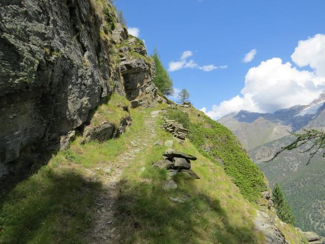 ...zieht der Wanderweg auf fast gleichbleibender Höhe...